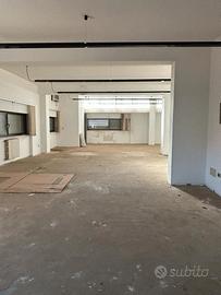 Locale commerciale con piazzale circostante