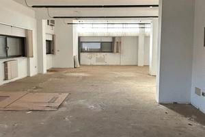 Locale commerciale con piazzale circostante