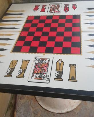 Tavolo con scacchiera