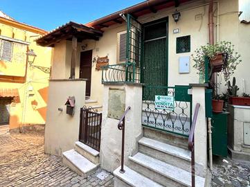 2 LOCALI A MONTE COMPATRI