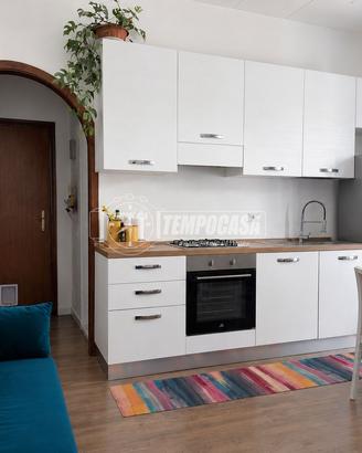 BILOCALE CON BOX IN CONTESTO INDIPENDENTE