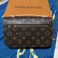 POCHETTE MÉTIS EAST WEST TELA MONOGRAM