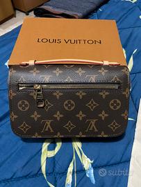 POCHETTE MÉTIS EAST WEST TELA MONOGRAM