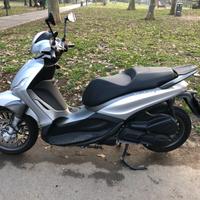 Piaggio Beverly 300 S colore grigio metallizzato