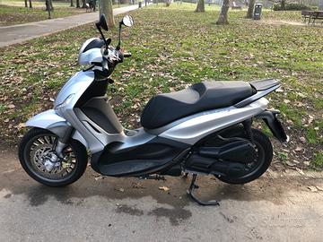 Piaggio Beverly 300 S colore grigio metallizzato