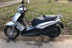 Piaggio Beverly 300 S colore grigio metallizzato