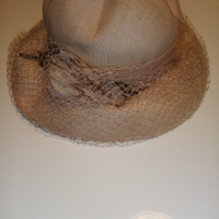 Cappellino fascinator, stile coloniale con veletta