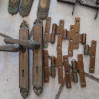 Vecchie maniglie e  cerniere