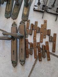 Vecchie maniglie e  cerniere