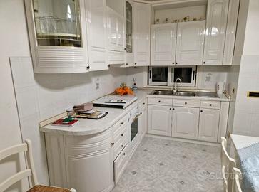 Cucina, credenza e tavolo allungabile