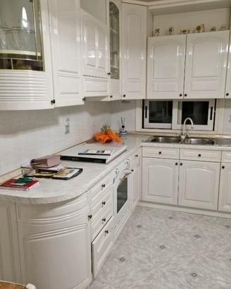 Cucina, credenza e tavolo allungabile