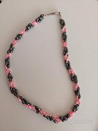 Collana con pietre di vetro rosa e nero