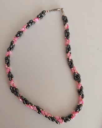 Collana con pietre di vetro rosa e nero