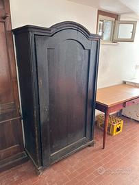 Armadio a  un’anta in legno
