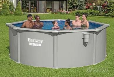 Piscina fuori terra rotonda con pareti in acciaio