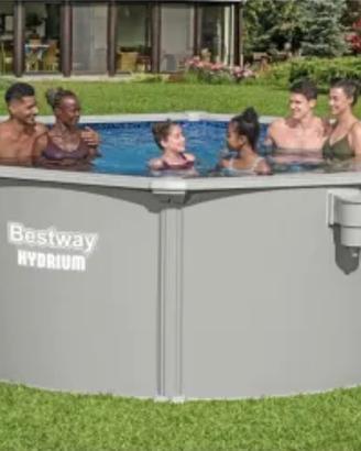Piscina fuori terra rotonda con pareti in acciaio