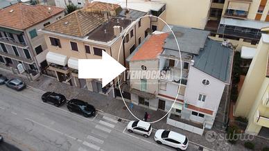 Abitazione su 3 livelli con garage e corte privata