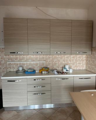 Cucina usata con cappa , forno e piano cottura