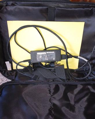 Pc ROTTO + caricatore+ custodia computer