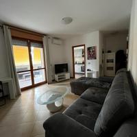 divano e tavolino in vetro