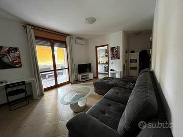 divano e tavolino in vetro