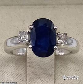 ANELLO ORO 18kt. CON DIAMANTI E ZAFFIRO BLU OVALE