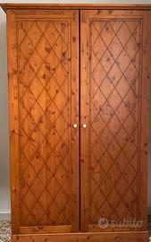 Armadio in legno con mensole e struttura in legno