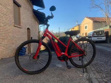 Bicicletta elettrica rossa
