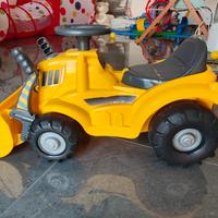 Escavatore cavalcabile giallo con ruote dentate