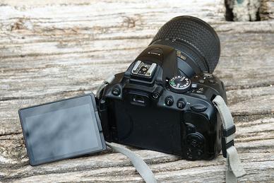 Reflex Nikon D 5300 con ob nikkor 18/140