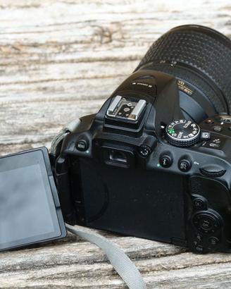 Reflex Nikon D 5300 con ob nikkor 18/140