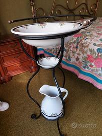Toilette in ferro con catino