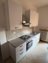 Cucina lineare con elettrodomestici