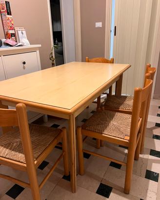 Tavolo in legno con 4 sedie