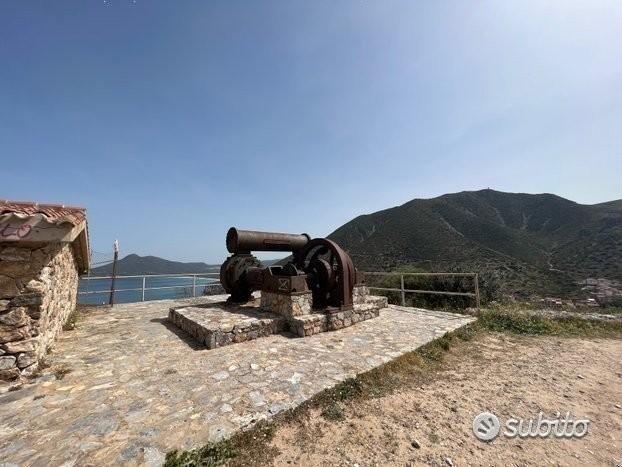 Ampio bilivelli con vista mare e terrazza