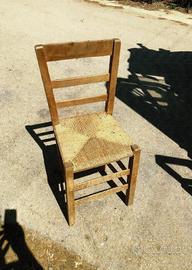 Antiche sedie impagliate di un vecchio convento 