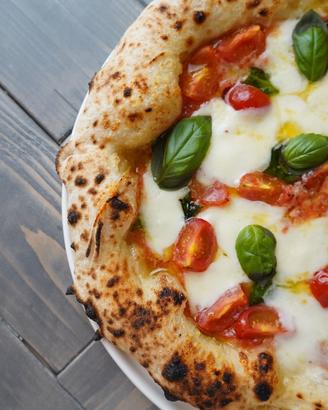 Pizzaiolo professionista esperto