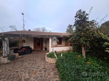 VILLA A SCHIERA A CASSANO DELLE MURGE