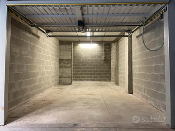 Vendo box garage con porta elettrica
