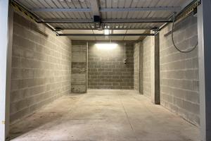 Vendo box garage con porta elettrica