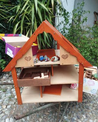 casetta in legno, mobiletti e pupazzi