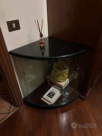 Vetrina angolare con chiavi