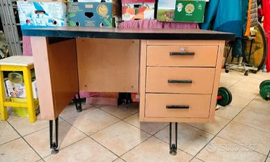 scrivania in metallo