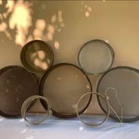 Setacci e forme per il formaggio.