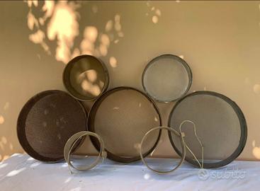 Setacci e forme per il formaggio.