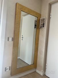 Specchio grande da parete con cornice dorata