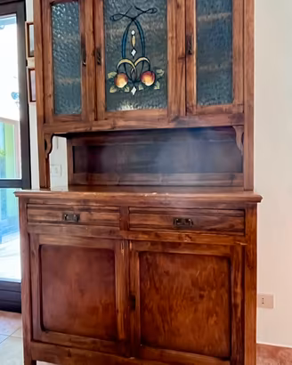 Elegante credenza antica in legno