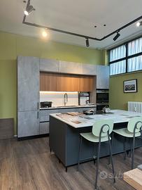 Cucina in lamiato con isola da esposizione