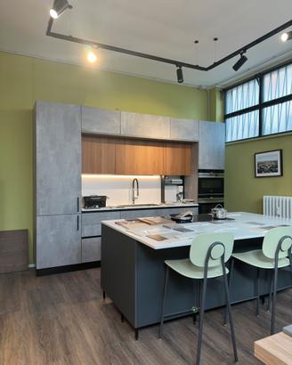Cucina in lamiato con isola da esposizione