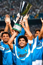 Fotografia Maradona  alza la super Coppa italiana